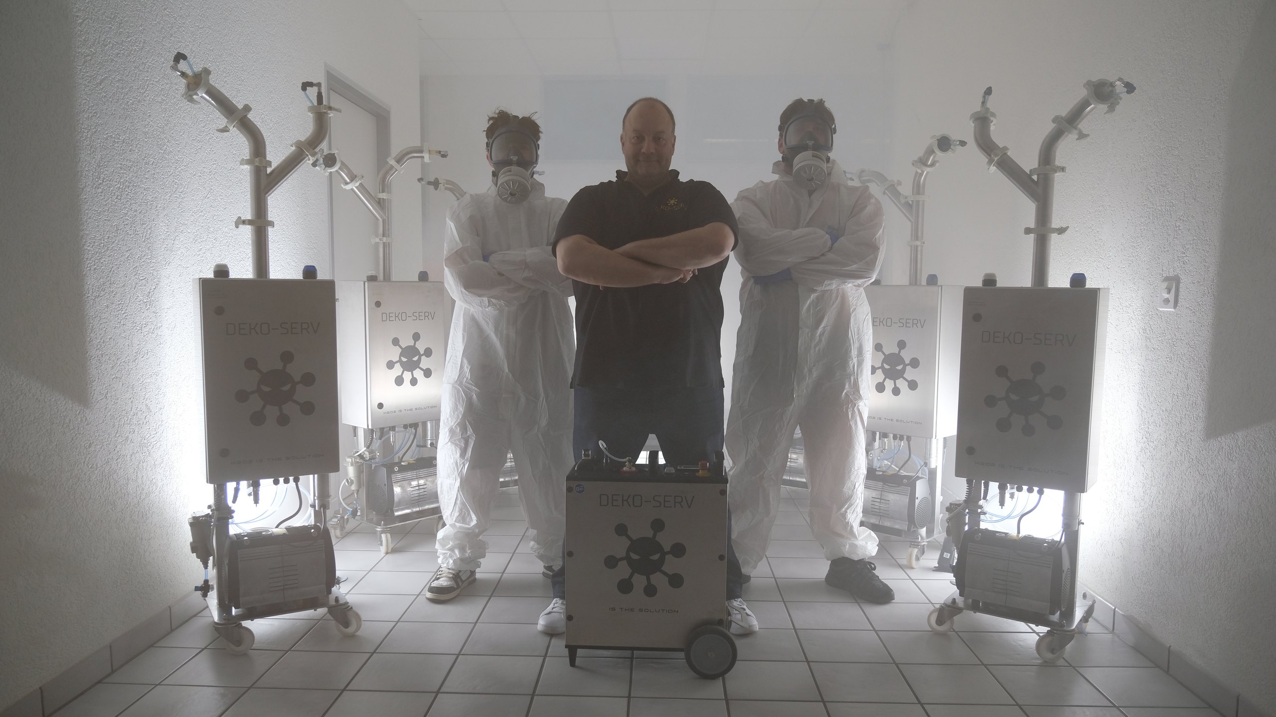 Das Deko-Serv-Team mit seinen Dekontaminationsgeräten im vernebelten Gang